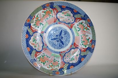 null JAPAN

Important Imari porcelain dish with central decoration of a medallion...