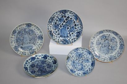 CHINE

Cinq plats en porcelaine bleu blanc...