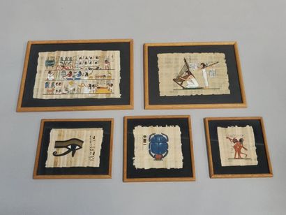 null Ensemble de 5 papyrus encadrés représentant des hiéroglyphes, scarabées, danseuses...