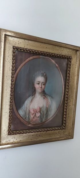 null Dans le goût du XVIIIème siècle : 
« Portrait de dame de qualité dans un ovale ».
Pastel.
21...