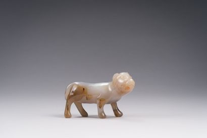 null 37. Chien en agate.
Chine, XXe
 siècle.
Sculpté au naturel.
L. : 11,5 cm.