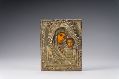 null 15. RUSSIE
 Icône avec riza « Vierge à l'enfant ».
 18 x 14 cm.