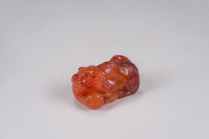 null 40. Groupe en agate sculptée.
Chine, début du XXe siècle.
 Représentant un lion...