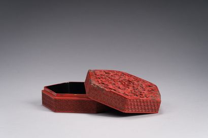 49. Boîte couverte en laque rouge sculptée.
Chine,...