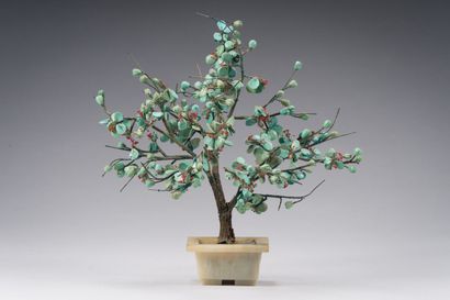 null 34. Arbre en turquoise et jade.
Chine, XXe
 siècle.
 Représentant un prunus...