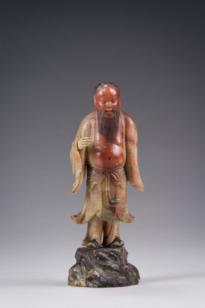 38. Statuette d'immortel en stéatite sculptée.
Chine,...