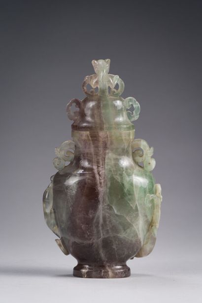 null 30. Vase couvert en quartz.
Chine, XXe
 siècle.
 Balustre, à décor en léger...