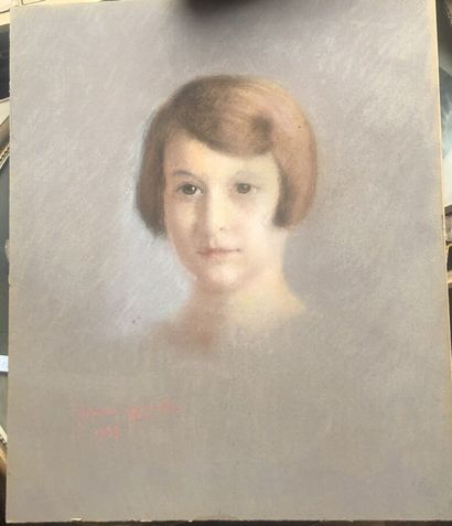 null Pastel « Jeune fille », daté 1937, sans cadre.
54 x 45 cm. 