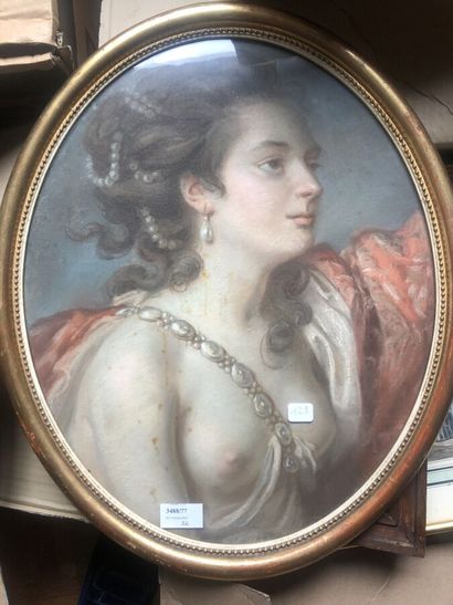 null Ecole française XIXème 
« Jeunes femmes aux chignons de perles » 
Paire de pastels...