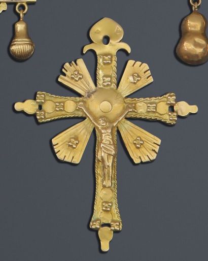 null 39. Suite of two gold cross-pendants, the 1st one holding
3 pilgrim's gourds...