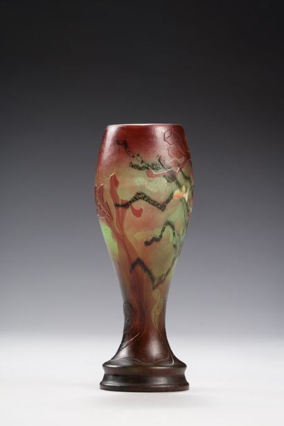 null 198. GALLÉ
Vase oblong en verre multicouche dégagé à l'acide à
décor de fleurs...