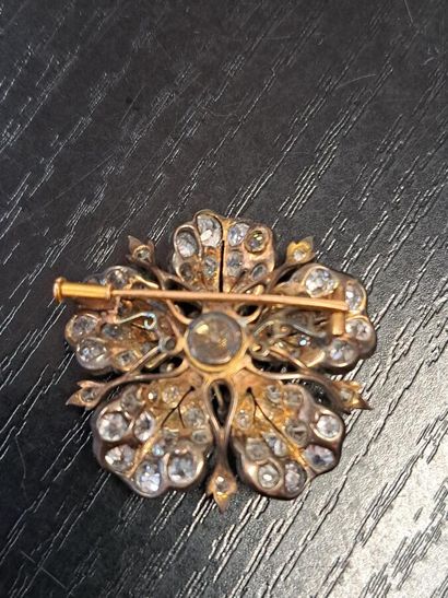 null 41. Broche en argent formant une fleur d'églantine, le
coeur serti d'un diamant...