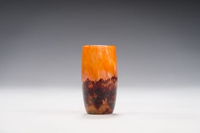 null 203. DAUM, F. PARICE
Vase gobelet en verre soufflé moulé à décor de
coulures...