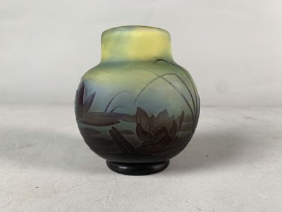 null 197. GALLÉ
Vase globulaire aplati en verre multicouche dégagé
à l'acide à décor...