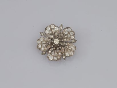 null 41. Silver brooch forming a rosehip flower, the heart set with an old-cut
heart...
