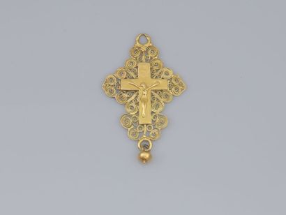 null 38. Suite de 4 croix-pendentifs en or : la 1ère formant
un reliquaire (H : 1,7...
