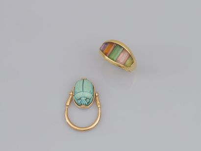 null 47. Suite of two rings in 18K (750) gold, one decorated with a
with a hard stone...