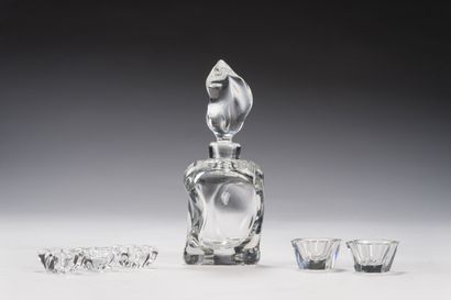 null 208. DAUM France
Ensemble en cristal comprenant une carafe, son
bouchon et trois...