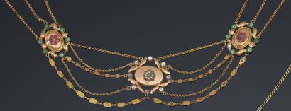 null 43. Necklace slavery of 3 then 5 fine chains scandées
of two oval motives decorated...
