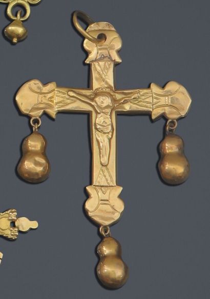 null 39. Suite of two gold cross-pendants, the 1st one holding
3 pilgrim's gourds...