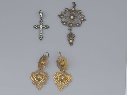 null 40. Lot of gold jewelry including: 2 cross sliders
of Rouen set with colorless...