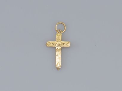 null 38. Suite de 4 croix-pendentifs en or : la 1ère formant
un reliquaire (H : 1,7...