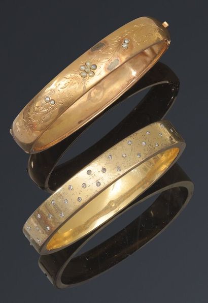null 45. Suite de 5 bijoux en or 18K (750) comprenant : deux
bracelets ouvrants l'un...