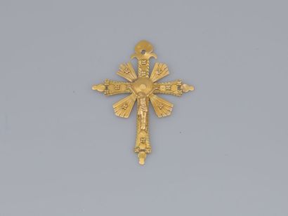 null 39. Suite of two gold cross-pendants, the 1st one holding
3 pilgrim's gourds...