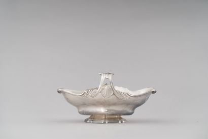 null 49. Saucière en argent (950/1000e), modèle à
bords contournés, à décor de coquilles....