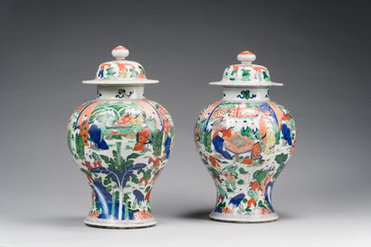 39. CHINE
Paire de vases couverts en porcelaine...