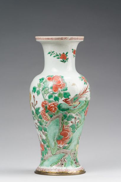 null 41. CHINE
Vase balustre en porcelaine famille verte, à décor de
faisan perché...