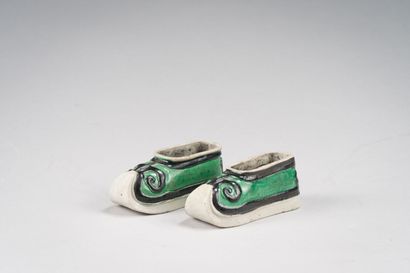 null 31. CHINE
Paire de chaussures en biscuit émaillé vert et noir,
étiquette de...