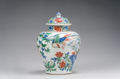 36. CHINE
Vase couvert en porcelaine Wucai,...