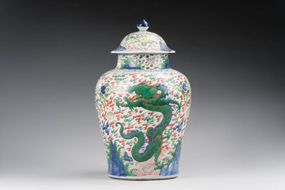 35. CHINE
Vase couvert en porcelaine Wucai,...