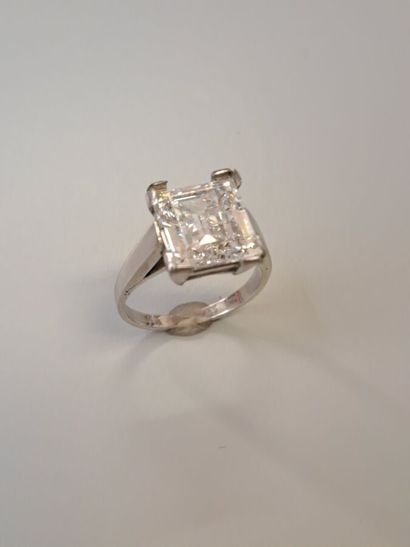 null 123. Ring in 18K (750) white gold, set with a rectangular diamond
diamond weighing...