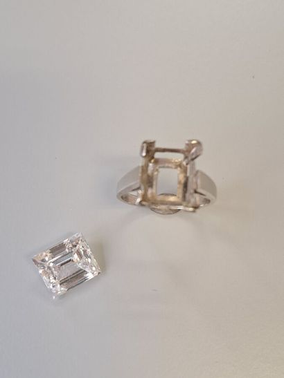 null 123. Ring in 18K (750) white gold, set with a rectangular diamond
diamond weighing...