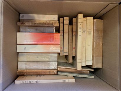 null HISTORY.
Set of two cartons containing approximately 40 volumes on the history...