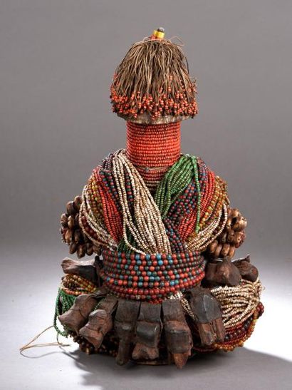 null POUPÉE Namji (Manchi.)
Bois, perles de couleurs, fibre végétale, cauris, grigris.
Cameroun.
MASSE...