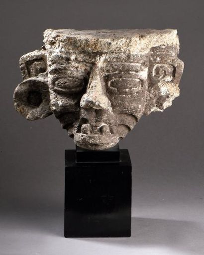 null TÊTE.
Pierre. Vieux Dieu.
Mexique, Teotihuacan, période classique 250-450 après...