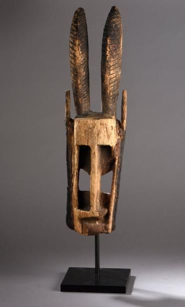 null MASQUE LIEVRE «Dyommo».
Bois en partie érodé.
Mali, Dogon.
Haut.: 59 cm