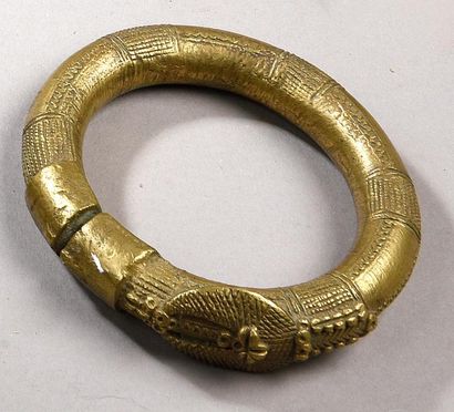 null BRACELET fermé.
Bronze, beau décor géométrique et curieux ornement pouvant suggérer...