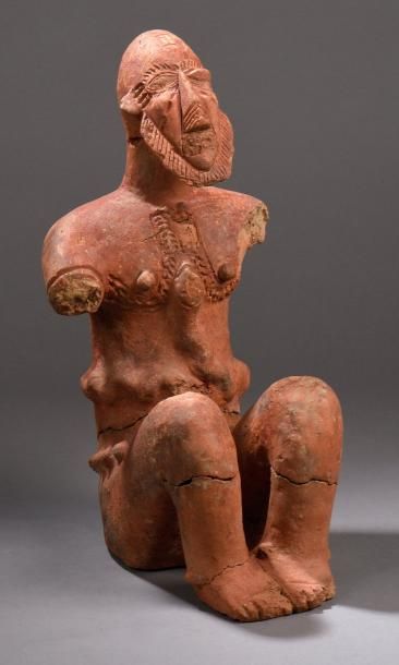 null STATUE.
Homme assis. Terre cuite rosé.
(Cassée, collée et manques).
Mali, style...