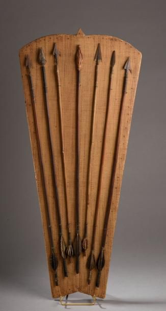 null PANOPLIE comprenant sept flèches africaines en bois à pointe de fer présentées...
