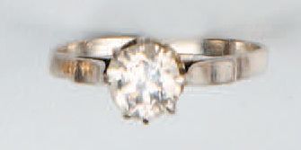 null BAGUE solitaire en or gris 18k avec un diamant taille brillant d'environ 0.70...