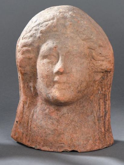 null ANTEFIXE portrait féminin.
Terre cuite.
IVe-IIIe siècle avant J.-C.
Haut.: 20...