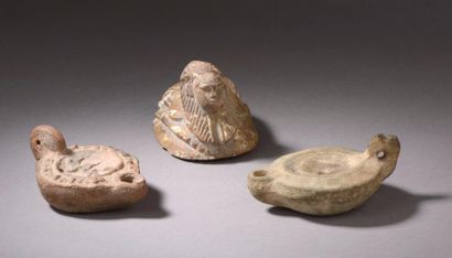 null Lot de fouilles: quatre oushebtis, un sphinx, un scarabée et deux lampes à ...