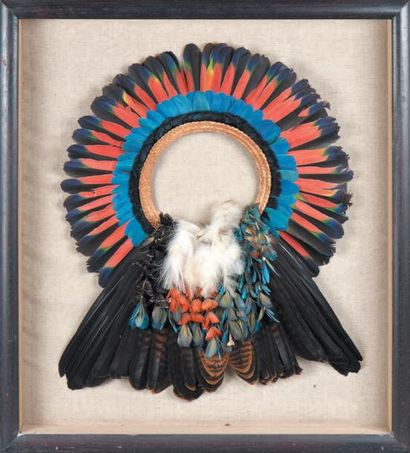 null COIFFE d'ornement Amérindienne composée de différentes phonèmes (plumes) d'oiseaux...