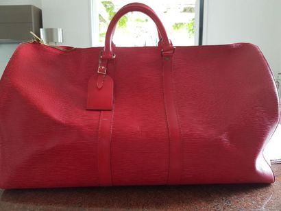 VUITTON Grand sac de voyage en cuir épi rouge.
55 x 40 cm.