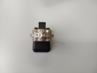 null Bague en or gris 750 millièmes ornée d'une ligne de diamants baguettes épaulée...