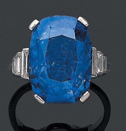 null Importante bague en platine 850 millièmes ornée d'un saphir taille coussin de...